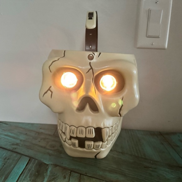 Vintage 1998 Skeleton Skull Halloween Bucket Décor Flashlight Eyes - Picture 2 of 14